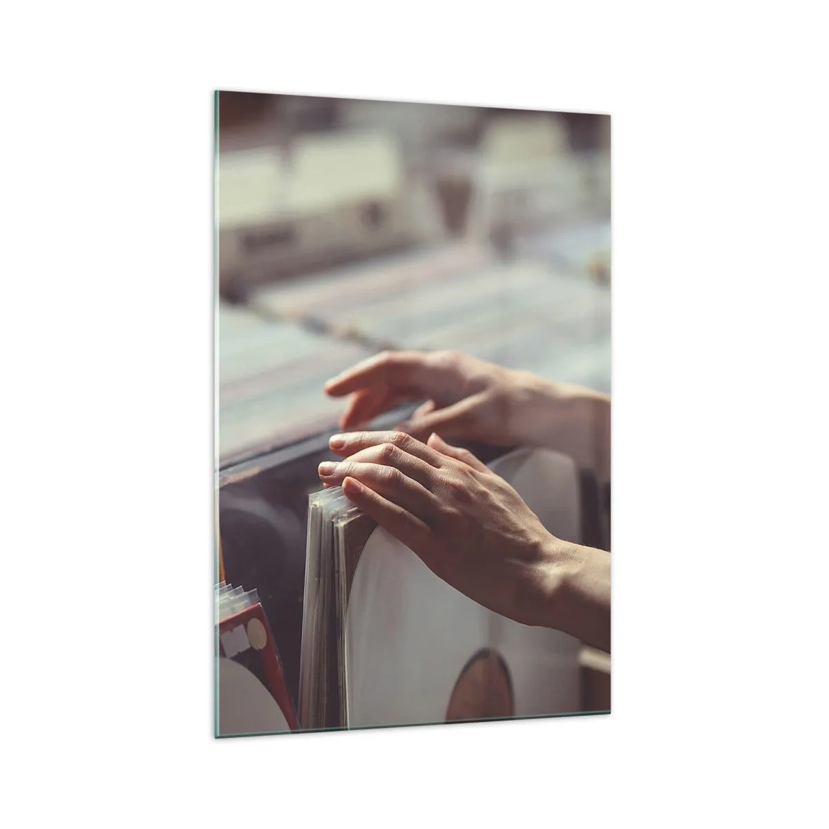Obraz na szkle - Ręce przeglądające kolekcję winyli - 70x100cm - W poszukiwaniu wzruszeń - Nowoczesna dekoracja ścienna do salonu i sypialni ARTTOR