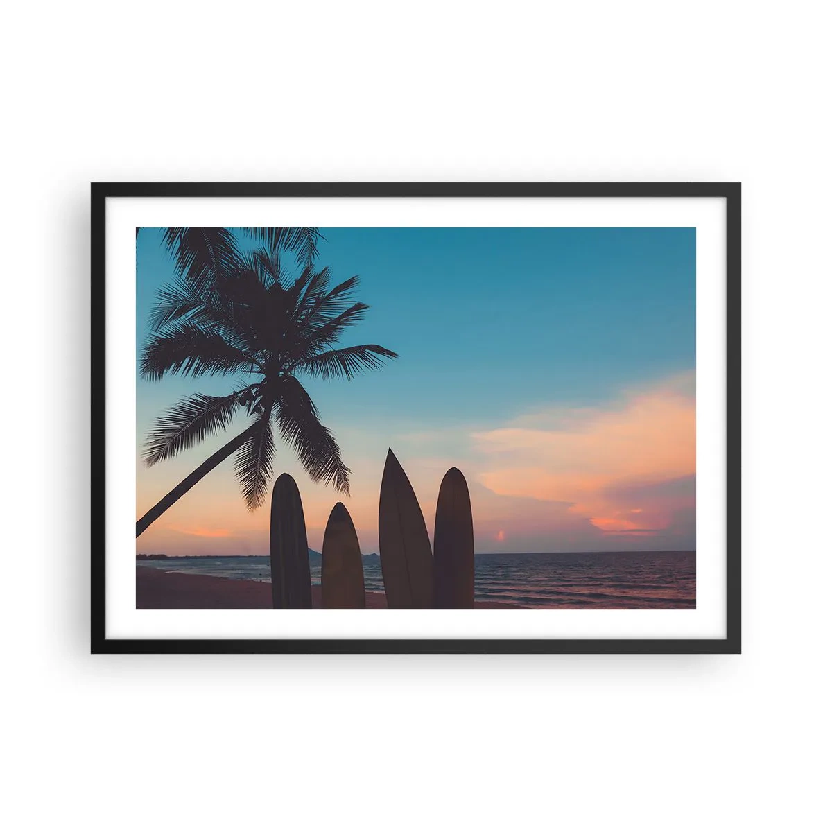 Plakat w czarnej ramie - Deski surfingowe na tle palmy i zachodu słońca - 70x50cm - Jutro też będzie zabawa - Nowoczesna dekoracja ścienna do salonu i sypialni ARTTOR