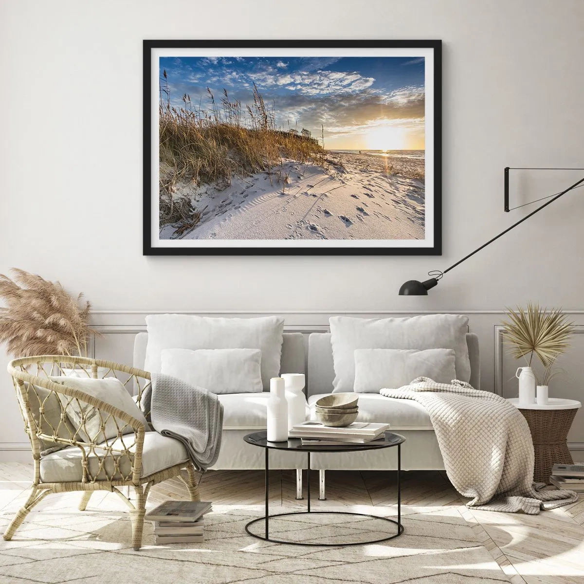 Plakat w czarnej ramie - Wydmy z trawą i ślady na piasku przy zachodzie słońca - 100x70cm - Zaproszenie na spacer - Nowoczesna dekoracja ścienna do salonu i sypialni ARTTOR