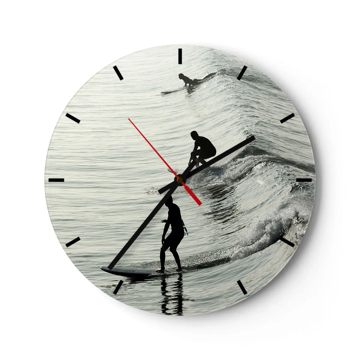 Zegar ścienny - Surferzy łapiący fale o poranku na spokojnym morzu - 30x30cm - Na spotkanie fali - Nowoczesna dekoracja ścienna do salonu, kuchni i sypialni ARTTOR