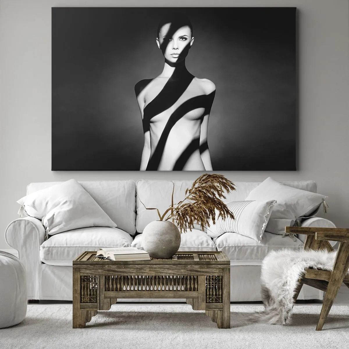 Obraz na płótnie - Czarno-biały portret kobiety w świetle i cieniach - 70x50cm - W blasku i w cieniu - Nowoczesna dekoracja ścienna do salonu i sypialni ARTTOR