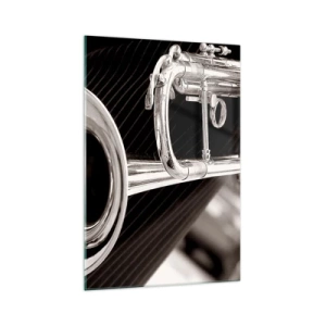 Obraz na szkle - Srebrna trąbka w zbliżeniu na tle eleganckiego materiału - 70x100cm - Muzyczna podróż do lat 30. - Nowoczesna dekoracja ścienna do salonu i sypialni ARTTOR
