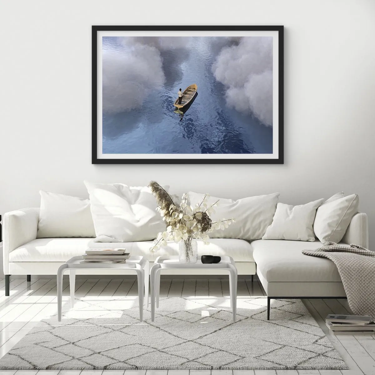 Plakat w czarnej ramie - Mężczyzna w łódce na spokojnym morzu otoczonym chmurami - 70x50cm - Życie – podróż – niewiadoma - Nowoczesna dekoracja ścienna do salonu i sypialni ARTTOR