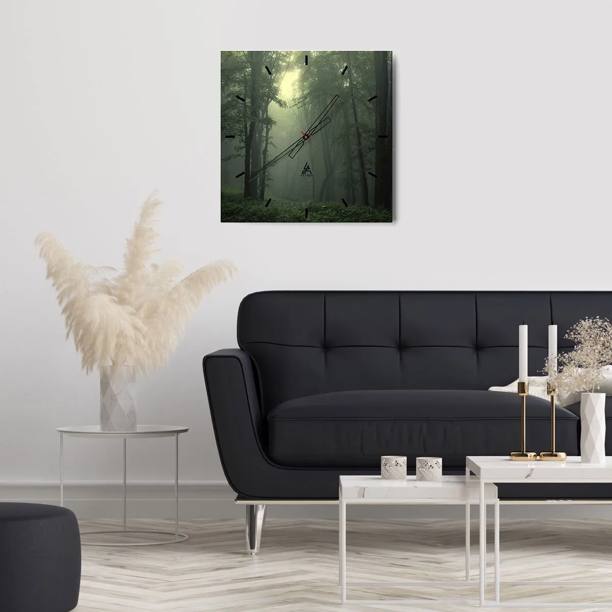 Zegar ścienny - Zielony las o poranku otulony delikatną mgłą - 30x30cm - Zanim się obudzi - Nowoczesna dekoracja ścienna do salonu i sypialni ARTTOR