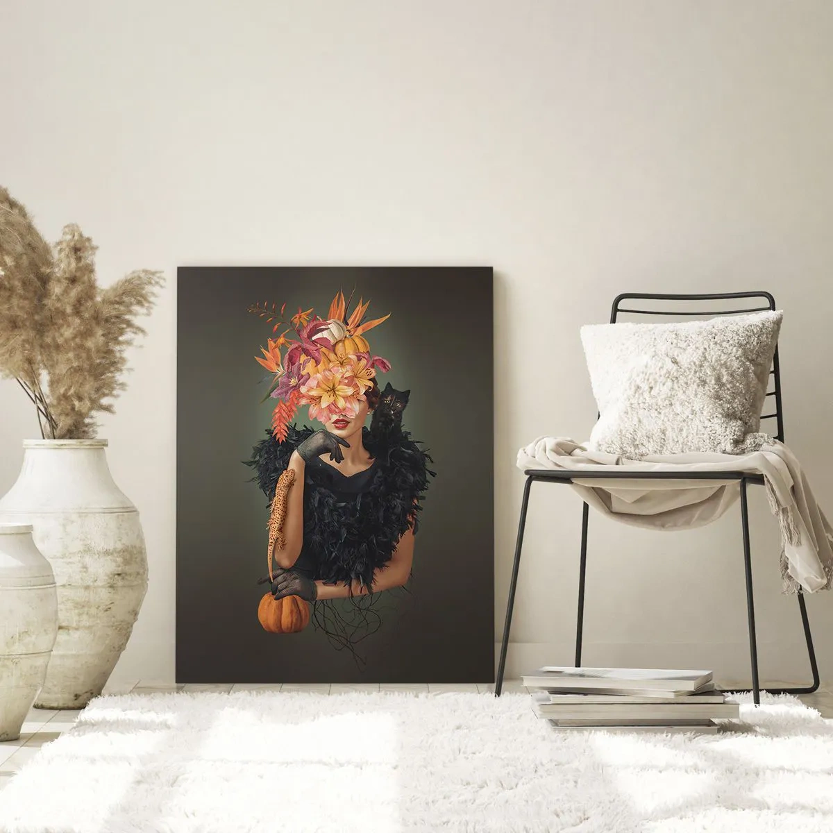 Obraz na szkle - Postać kobiety w czerni z dynią, kotem i kwiatową kompozycją - 50x70cm - Czar wiedźmy - Nowoczesna dekoracja ścienna do salonu, kuchni i sypialni ARTTOR