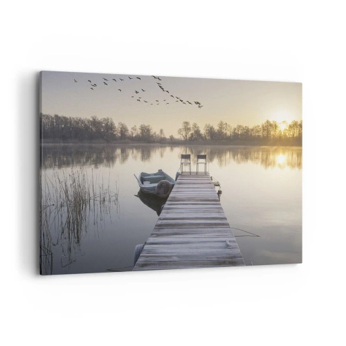 Obraz na płótnie - Pomost nad jeziorem o poranku z łódką i krzesłami - 100x70cm - Wrócę za jakiś czas - Nowoczesna dekoracja ścienna do salonu, kuchni i sypialni ARTTOR