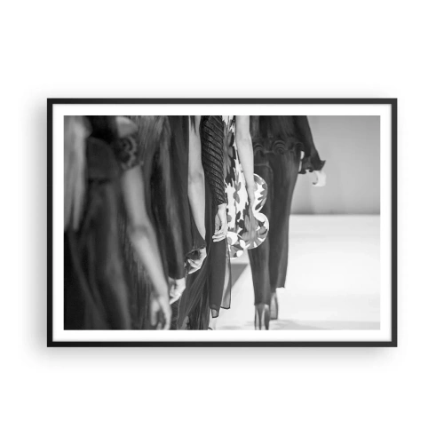 Plakat w czarnej ramie - Czarno-biała scena z wybiegów mody ukazująca detale sukienek i sylwetek modelek - 100x70cm - Stylowa parada - Nowoczesna dekoracja ścienna do salonu i sypialni ARTTOR