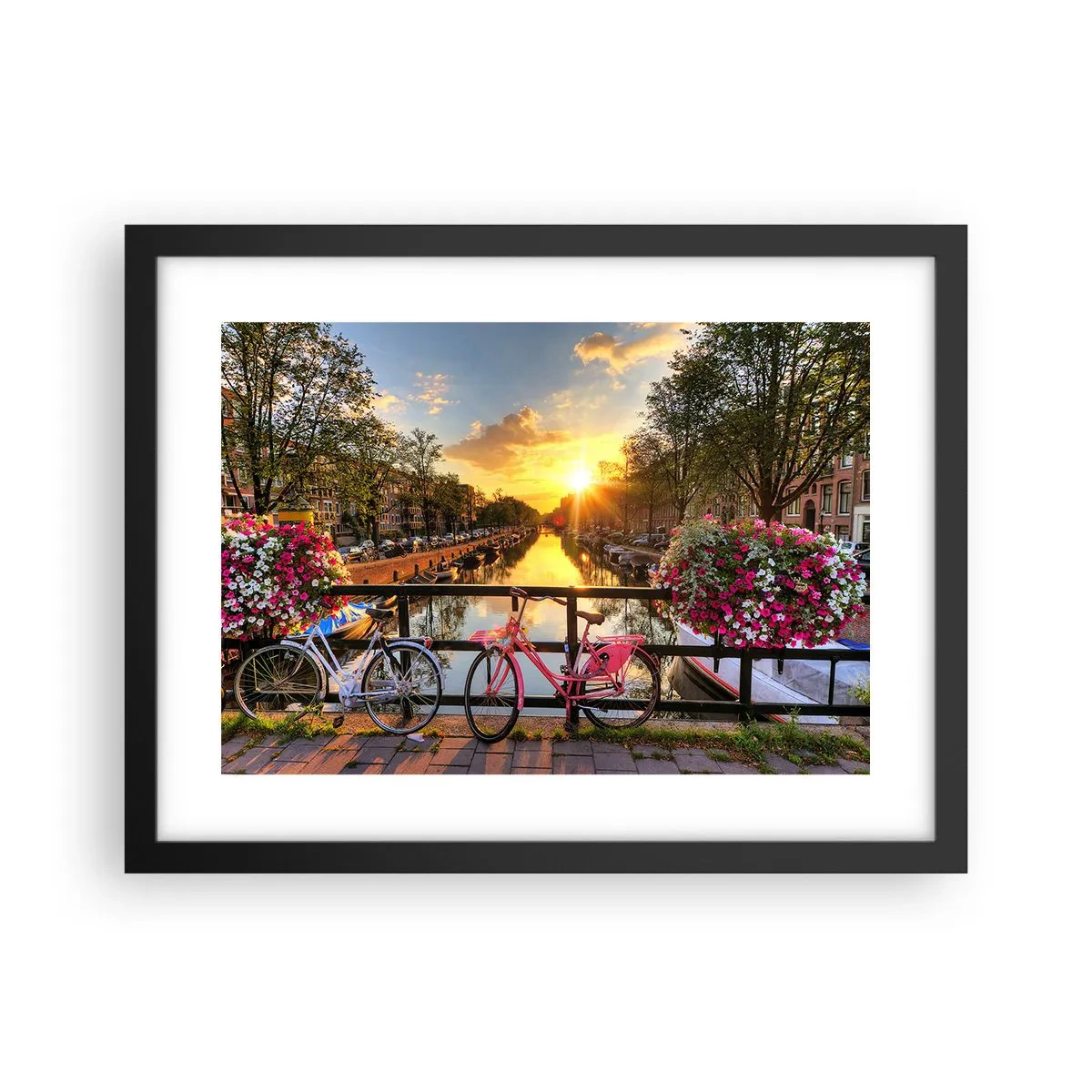 Plakat w czarnej ramie - Wiosenny poranek w Amsterdamie - 40x30 cm