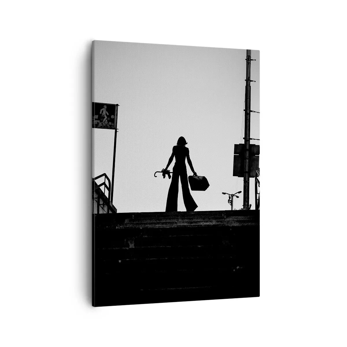 Obraz na płótnie - Sylwetka kobiety z walizką i parasolem na tle miejskiego krajobrazu - 50x70cm - Miejska wędrówka - Nowoczesna dekoracja ścienna do salonu, kuchni i sypialni ARTTOR