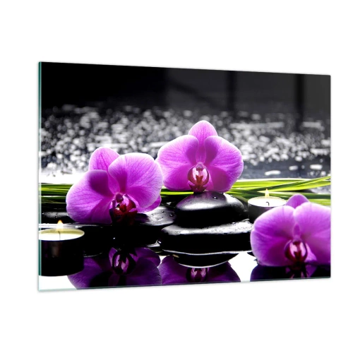 Obraz na szkle - Fioletowe orchidee z kamieniami i świeczkami na tle wody - 120x80cm - Utonąć w ciszy i spokoju - Nowoczesna dekoracja ścienna do salonu, kuchni i sypialni ARTTOR