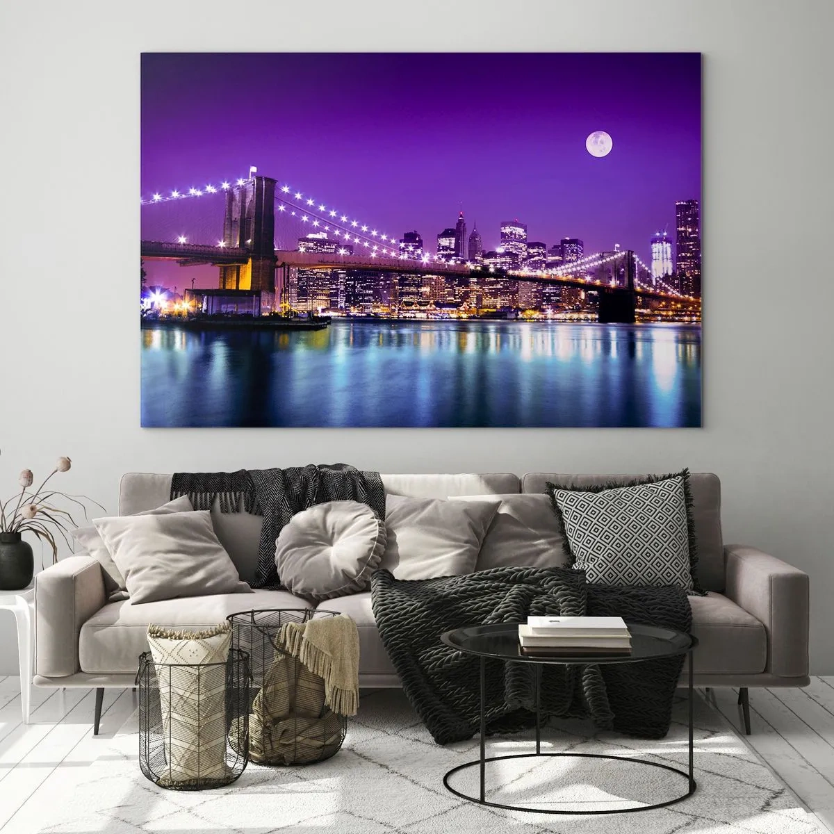 Obraz na szkle - Brooklyn Bridge i Manhattan nocą w fioletowych odcieniach - 70x50cm - Światła wielkiego miasta we fiolecie - Nowoczesna dekoracja ścienna do salonu i sypialni ARTTOR