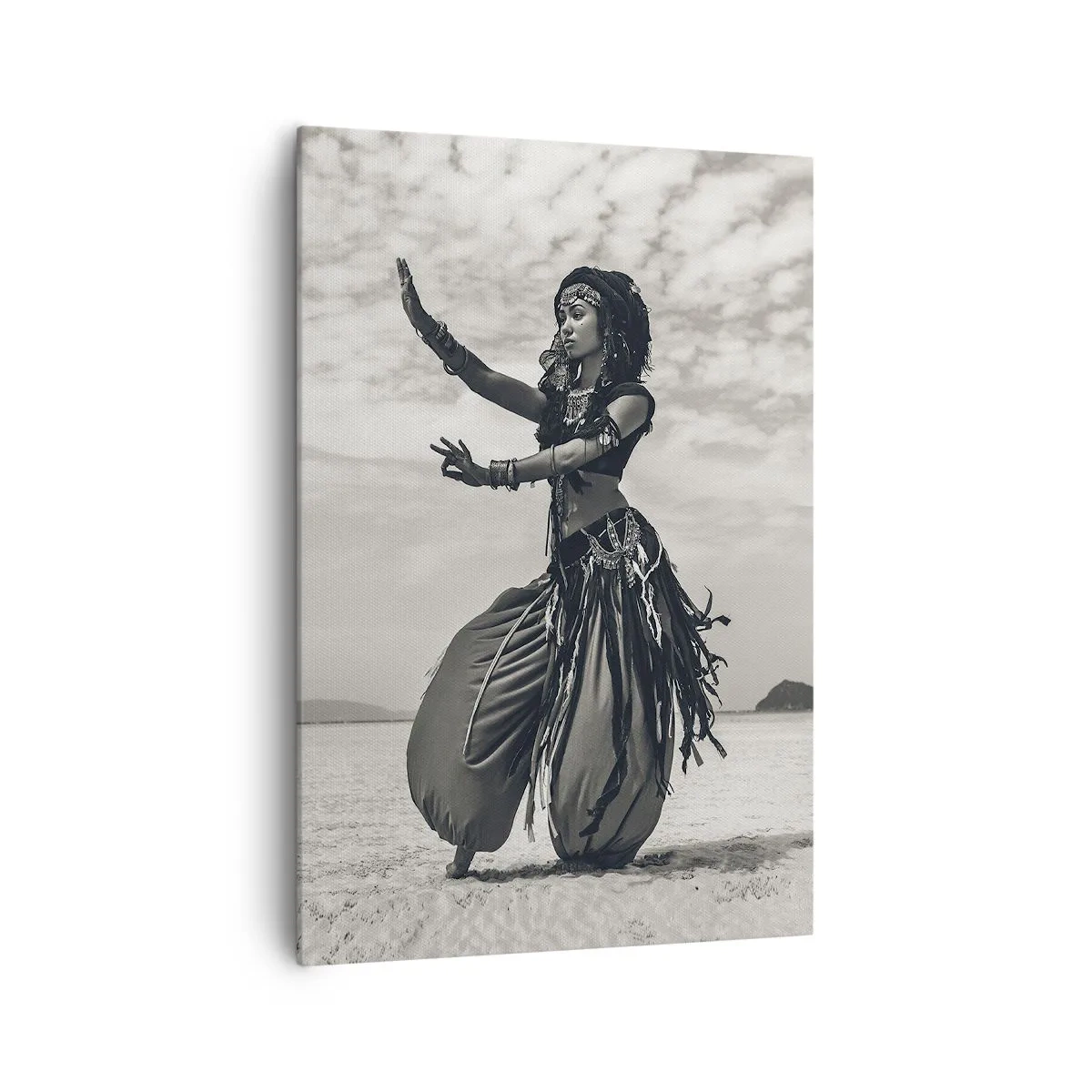 Obraz na płótnie - Egzotyczna tancerka na pustynnym tle - 70x100cm - Taniec południowych wysp - Nowoczesna dekoracja ścienna do salonu i sypialni ARTTOR
