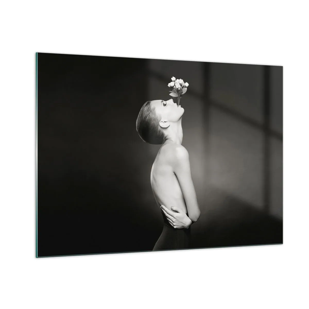 Obraz na szkle - Kobieta z kwiatem w ustach w czarno-białym portrecie - 100x70cm - Ekscentryczna elegancja - Nowoczesna dekoracja ścienna do salonu, kuchni i sypialni ARTTOR