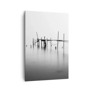 Obraz na płótnie - Czarno-biały pomost zanurzony w mglistym krajobrazie - 70x100cm - A jeśli świata nie ma? - Nowoczesna dekoracja ścienna do salonu i sypialni ARTTOR