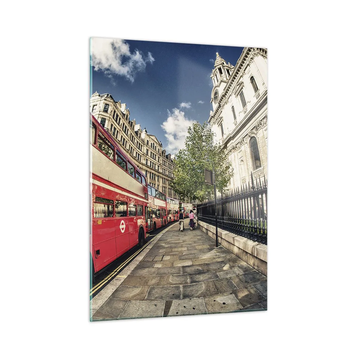 Obraz na szkle - Czerwony autobus piętrowy w miejskiej scenerii - 50x70cm - Londyńska ulica w szarości i czerwieni - Nowoczesna dekoracja ścienna do salonu, kuchni i sypialni ARTTOR
