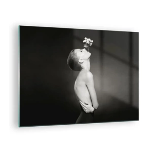 Obraz na szkle - Kobieta z kwiatem w ustach w czarno-białym portrecie - 70x50cm - Ekscentryczna elegancja - Nowoczesna dekoracja ścienna do salonu i sypialni ARTTOR