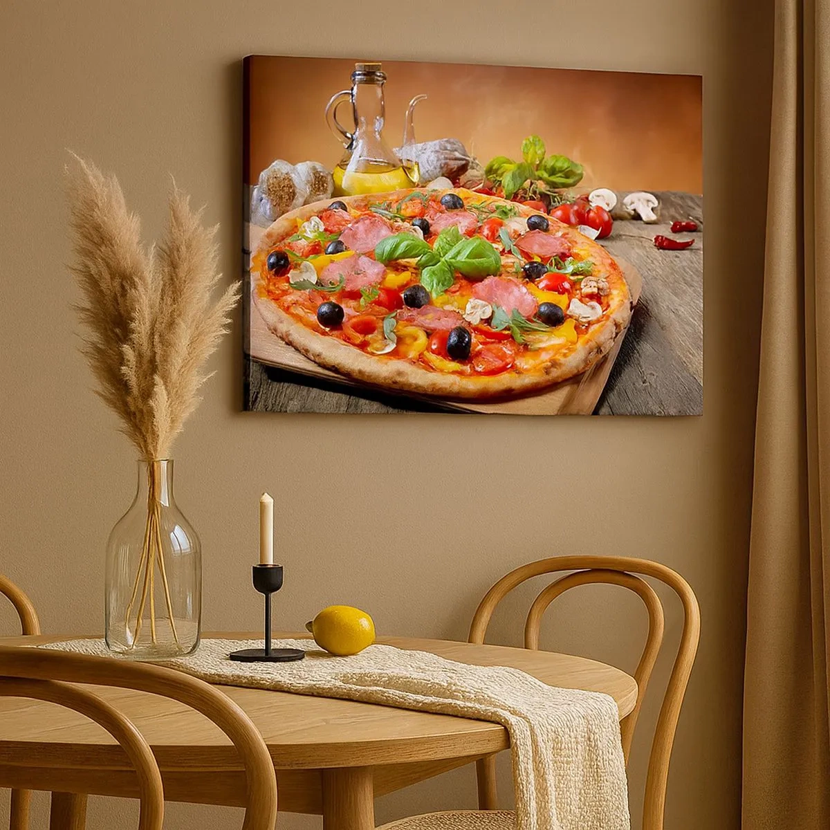 Obraz na płótnie - Apetyczna pizza na drewnianym stole z dodatkami - 70x50cm - Z prawdziwie włoskim smakiem - Nowoczesna dekoracja ścienna do salonu i sypialni ARTTOR