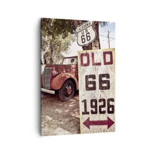 Obraz na płótnie - Retro samochód przy znaku Route 66 - 50x70cm - Legenda amerykanskiej prowincji - Nowoczesna dekoracja ścienna do salonu, kuchni i sypialni ARTTOR