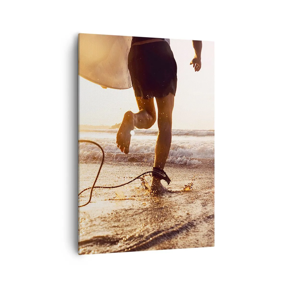 Obraz na płótnie - Surfer biegnący po plaży z deską w blasku słońca - 70x100cm - Na spotkanie fali - Nowoczesna dekoracja ścienna do salonu i sypialni ARTTOR