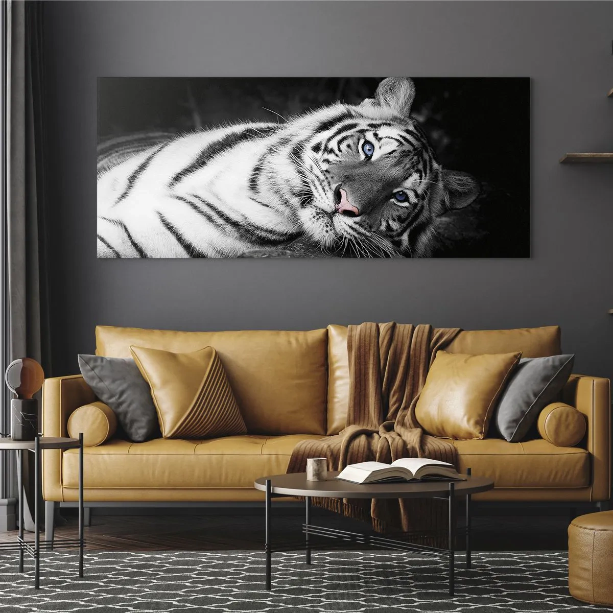 Obraz na szkle - Biały tygrys w artystycznym ujęciu na czarnym tle - 120x50cm - Dzikość i spokój - Nowoczesna dekoracja ścienna do salonu i sypialni ARTTOR