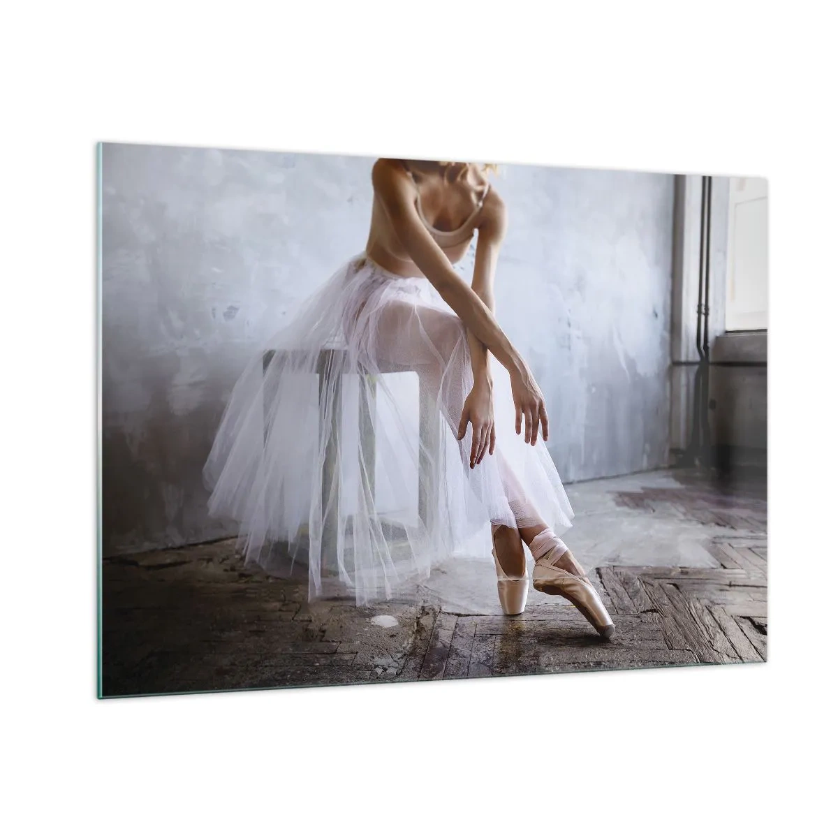 Obraz na szkle - Baletnica w tiulowej spódnicy odpoczywa w sali - 100x70cm - Zanim zabłysną światła rampy - Nowoczesna dekoracja ścienna do salonu, kuchni i sypialni ARTTOR