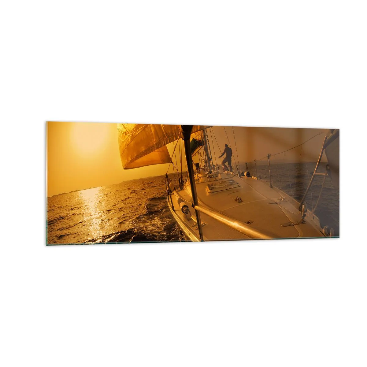 Obraz na szkle - Żaglówka na morzu podczas zachodu słońca, złota poświata. - 140x50cm - Złoty wieczór po wielobarwnym dniu - Nowoczesna dekoracja ścienna do salonu i sypialni ARTTOR