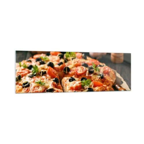 Obraz na szkle - Pizza z pomidorami, oliwkami i świeżymi ziołami na stole - 160x50cm - Znów ci się upiekło - Nowoczesna dekoracja ścienna do salonu i sypialni ARTTOR