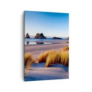 Obraz na płótnie - Piaszczysta plaża z trawami nadmorskimi i skalistymi wyspami na horyzoncie - 50x70cm - Dla poszukiwaczy spokoju - Nowoczesna dekoracja ścienna do salonu, kuchni i sypialni ARTTOR