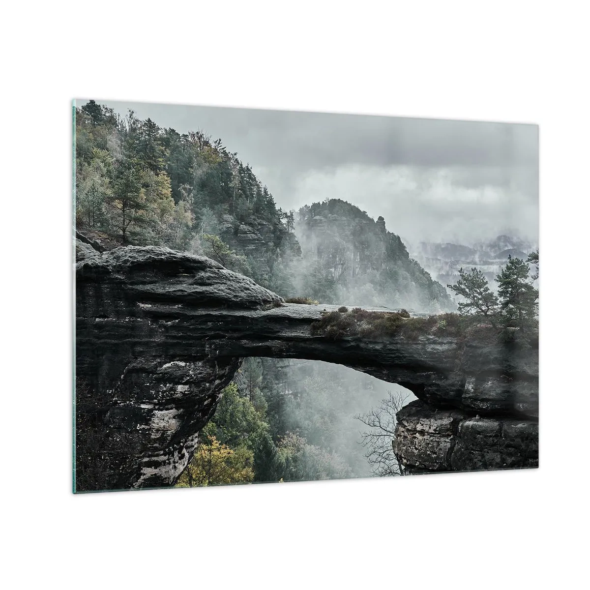 Obraz na szkle - Kamienny most wśród mglistych gór i leśnego krajobrazu - 70x50cm - Zaraz się zacznie przygoda - Nowoczesna dekoracja ścienna do salonu i sypialni ARTTOR