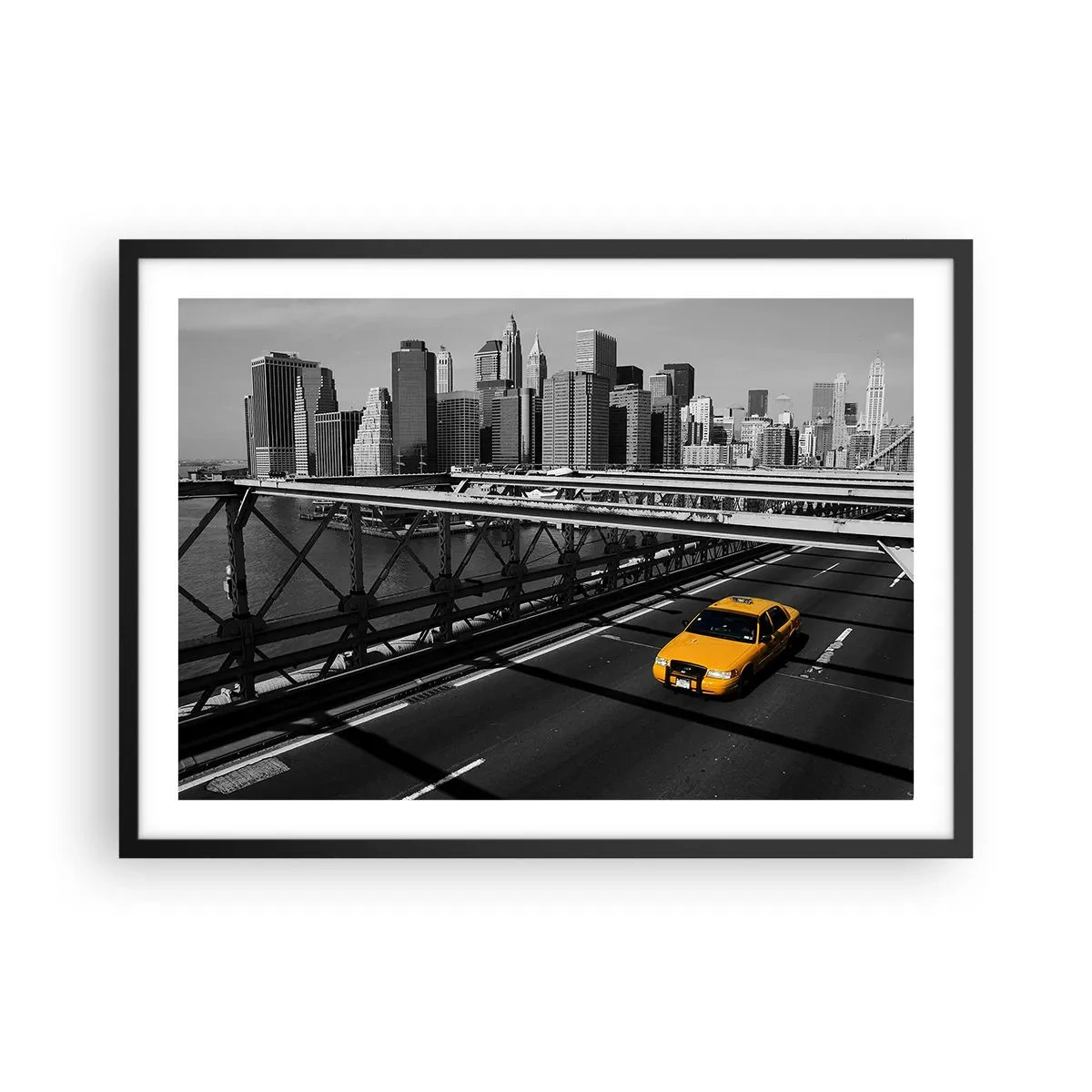 Plakat w czarnej ramie - Żółta taksówka na moście z panoramą Nowego Jorku - 70x50cm - Kolor wielkiego miasta - Nowoczesna dekoracja ścienna do salonu i sypialni ARTTOR