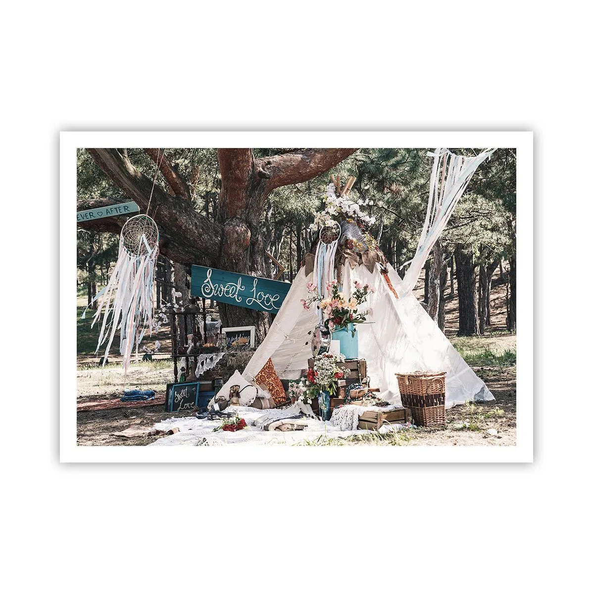 Plakat - Dekoracja boho z tipi w lesie - 100x70cm - Make love… - Nowoczesna dekoracja ścienna do salonu i sypialni ARTTOR