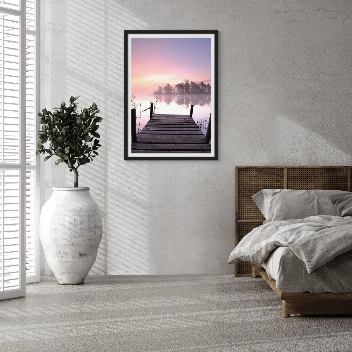 Plakat w czarnej ramie - Pomost nad jeziorem o poranku w pastelowych barwach - 50x70cm - Z liliowej mgły... - Nowoczesna dekoracja ścienna do salonu i sypialni ARTTOR
