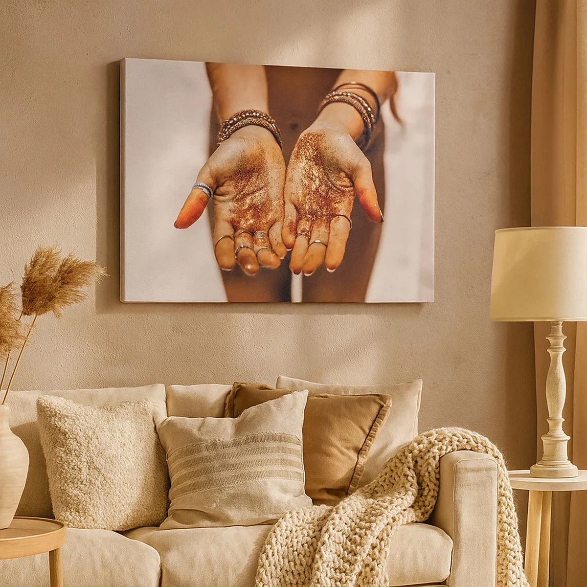 Obraz na płótnie - Dłonie z brokatem w ciepłych odcieniach na zbliżeniu - 70x50cm - Dar dla ciebie - Nowoczesna dekoracja ścienna do salonu i sypialni ARTTOR