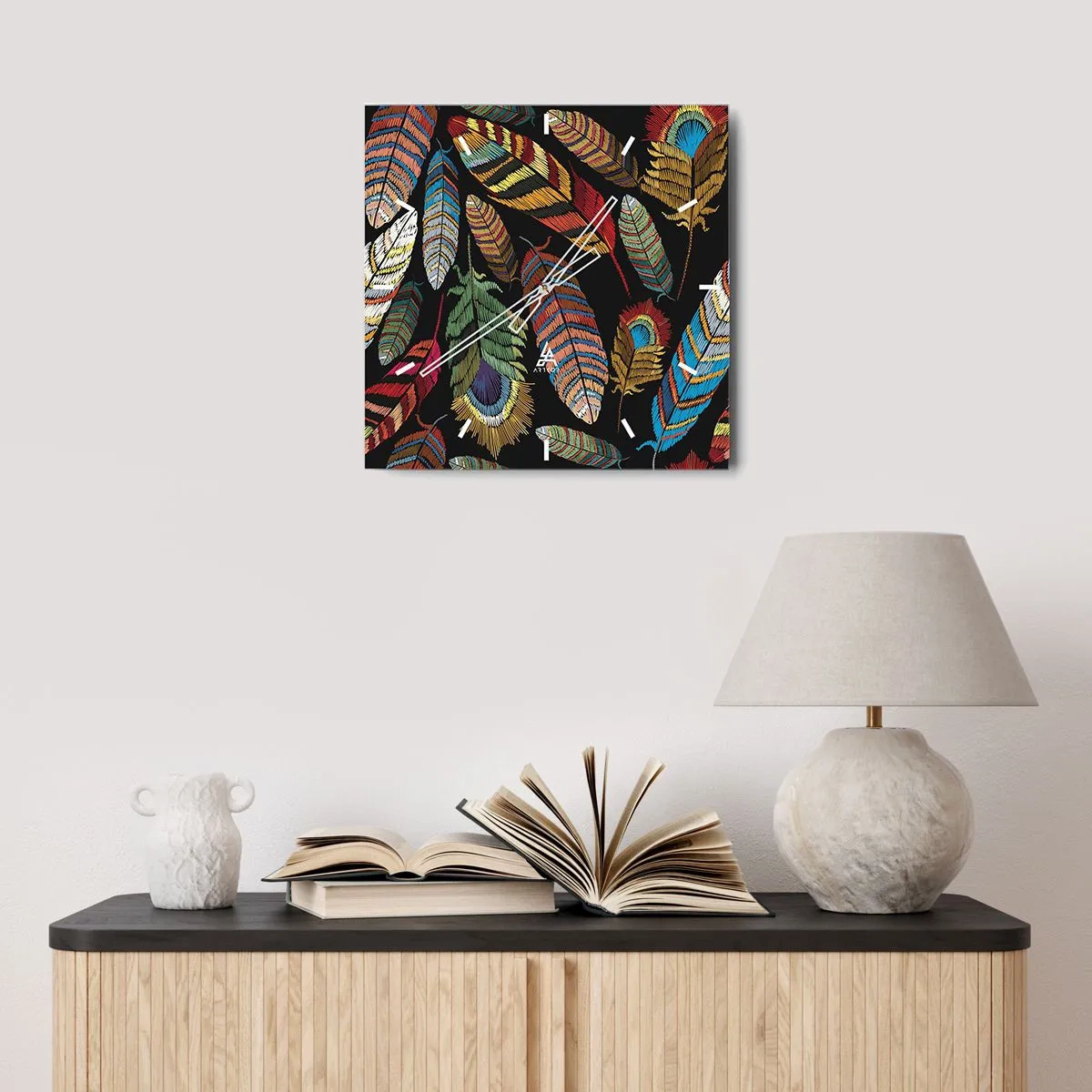 Zegar ścienny - Kolorowe pióra na czarnym tle - 30x30cm - Ptasi karnawał - Nowoczesna dekoracja ścienna do salonu i sypialni ARTTOR