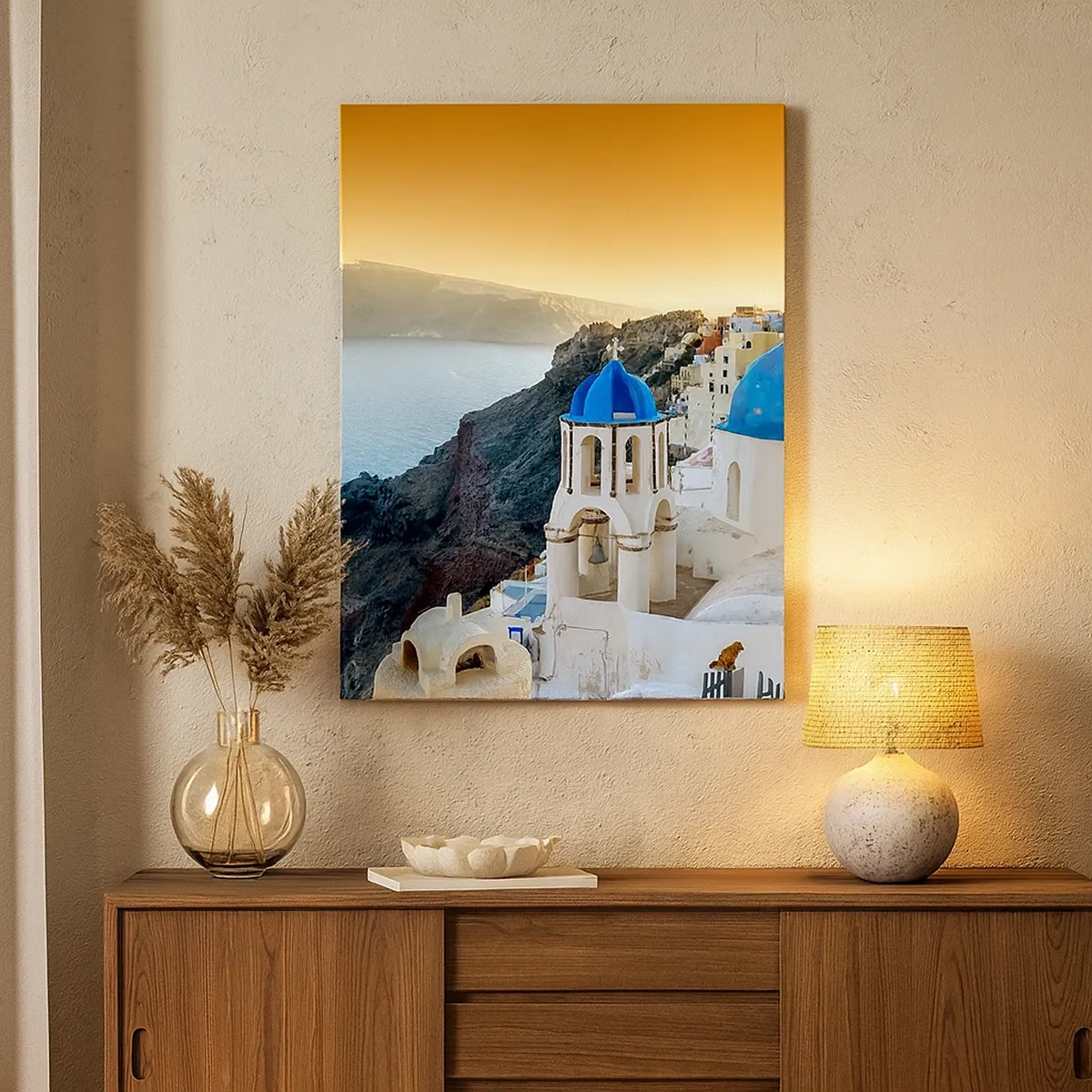 Obraz na płótnie - Widok na wioskę w Grecji z niebieskimi kopułami i morzem - 50x70cm - Santorini - przytulone do skał - Nowoczesna dekoracja ścienna do salonu, kuchni i sypialni ARTTOR