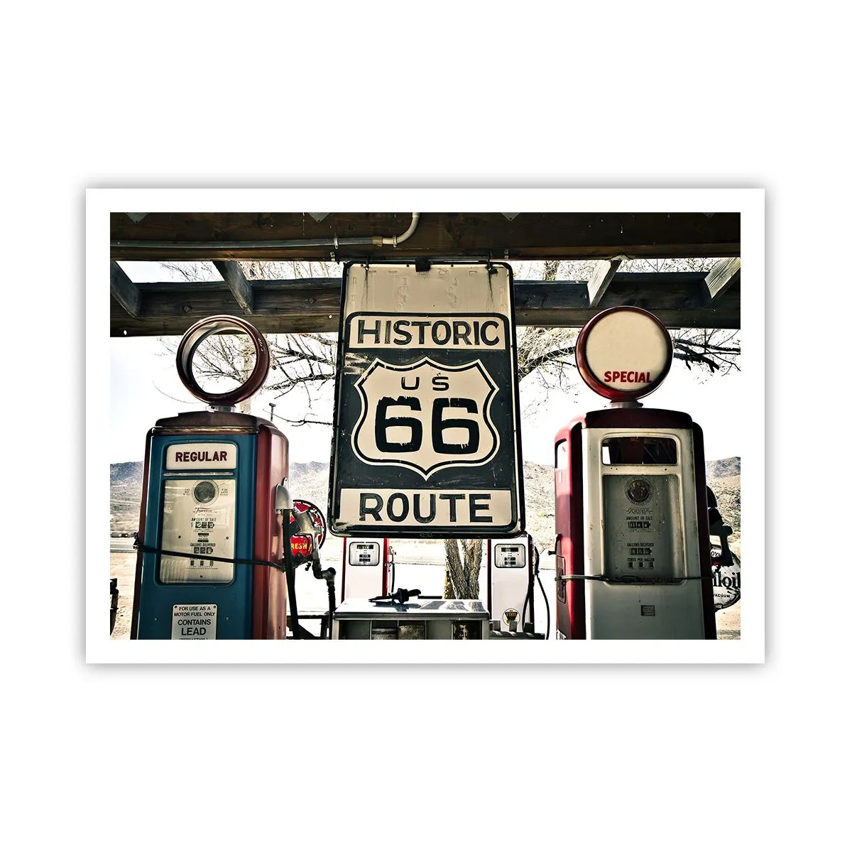 Plakat - Historyczna stacja benzynowa z symbolem Route 66 - 100x70cm - Amerykańska retro podróż - Nowoczesna dekoracja ścienna do salonu i sypialni ARTTOR