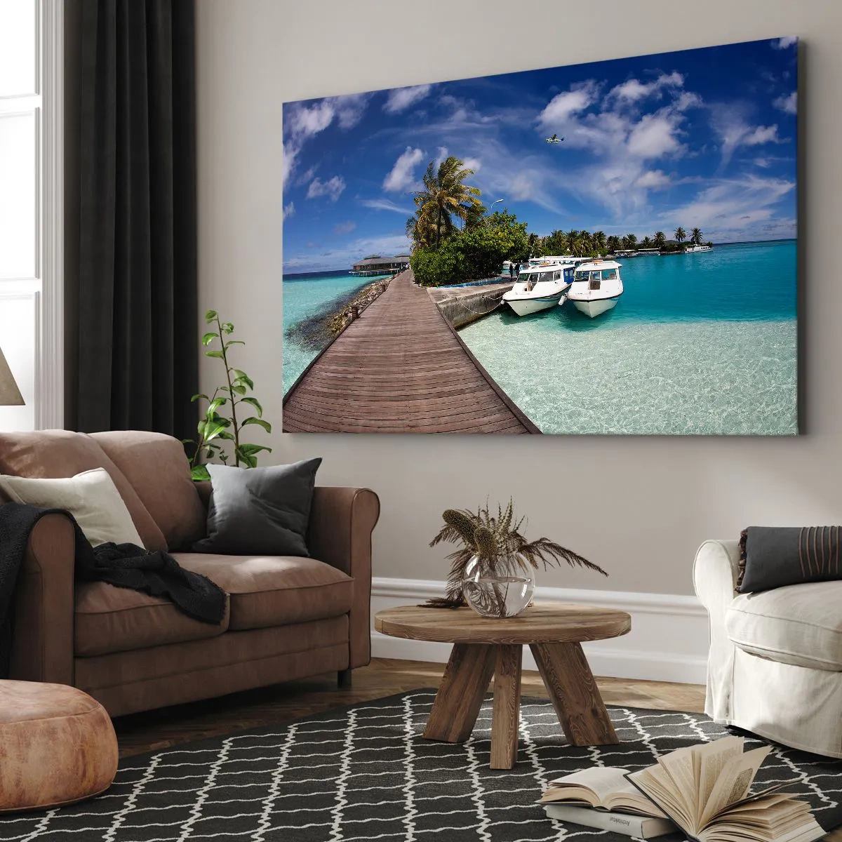 Obraz na płótnie - Pomost nad turkusowym morzem z łodziami i palmami - 70x50cm - A jednak raj istnieje - Nowoczesna dekoracja ścienna do salonu i sypialni ARTTOR