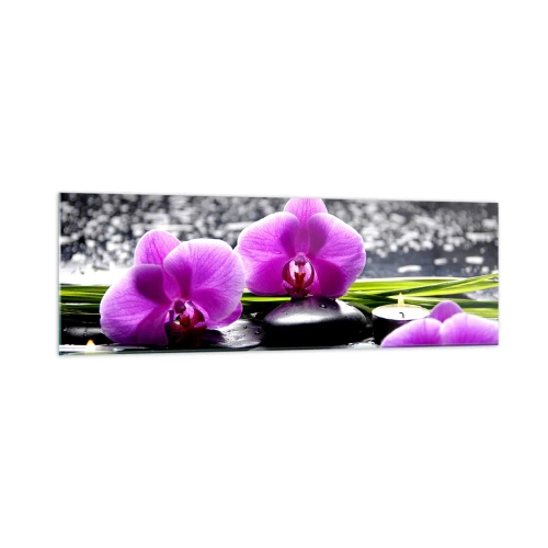 Obraz na szkle - Fioletowe orchidee na tle kamieni i świeczek w relaksacyjnej scenerii - 160x50cm - Utonąć w ciszy i spokoju - Nowoczesna dekoracja ścienna do salonu i sypialni ARTTOR