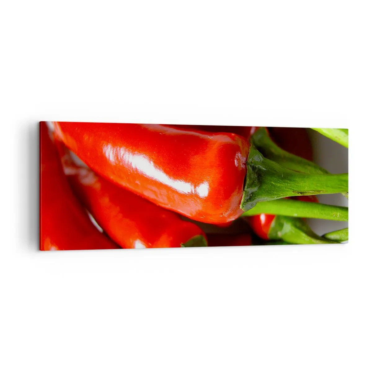 Obraz na płótnie - Zbliżenie na czerwone papryczki chili z zielonymi ogonkami - 140x50cm - Soczyste, błyszczące, gładkie - Nowoczesna dekoracja ścienna do salonu i sypialni ARTTOR