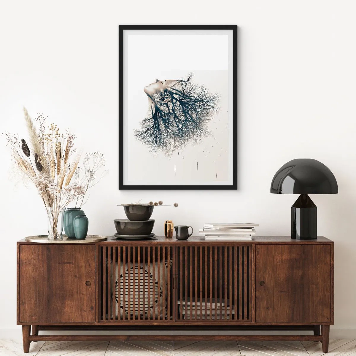Plakat w czarnej ramie - Zasłuchana w szept drzewa - 70x100 cm
