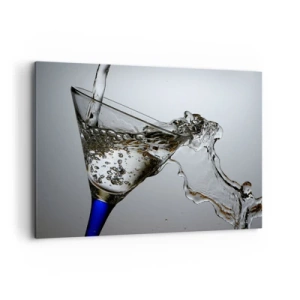 Obraz na płótnie - Szklanka z wodą w ruchu na jasnym tle - 120x80cm - Krystaliczna woda w kryształowym szkle - Nowoczesna dekoracja ścienna do salonu, kuchni i sypialni ARTTOR