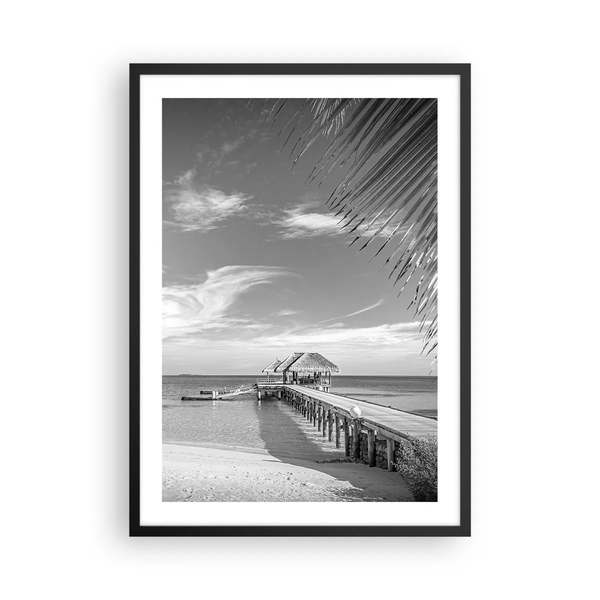 Plakat w czarnej ramie - Czarno-biały krajobraz z pomostem nad spokojnym morzem - 50x70cm - Wspomnienie czy marzenie? - Nowoczesna dekoracja ścienna do salonu i sypialni ARTTOR