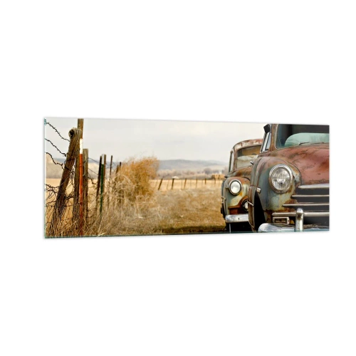 Obraz na szkle - Dwa stare samochody na polnej drodze przy drewnianym płocie - 140x50cm - Zasłużony odpoczynek - Nowoczesna dekoracja ścienna do salonu i sypialni ARTTOR