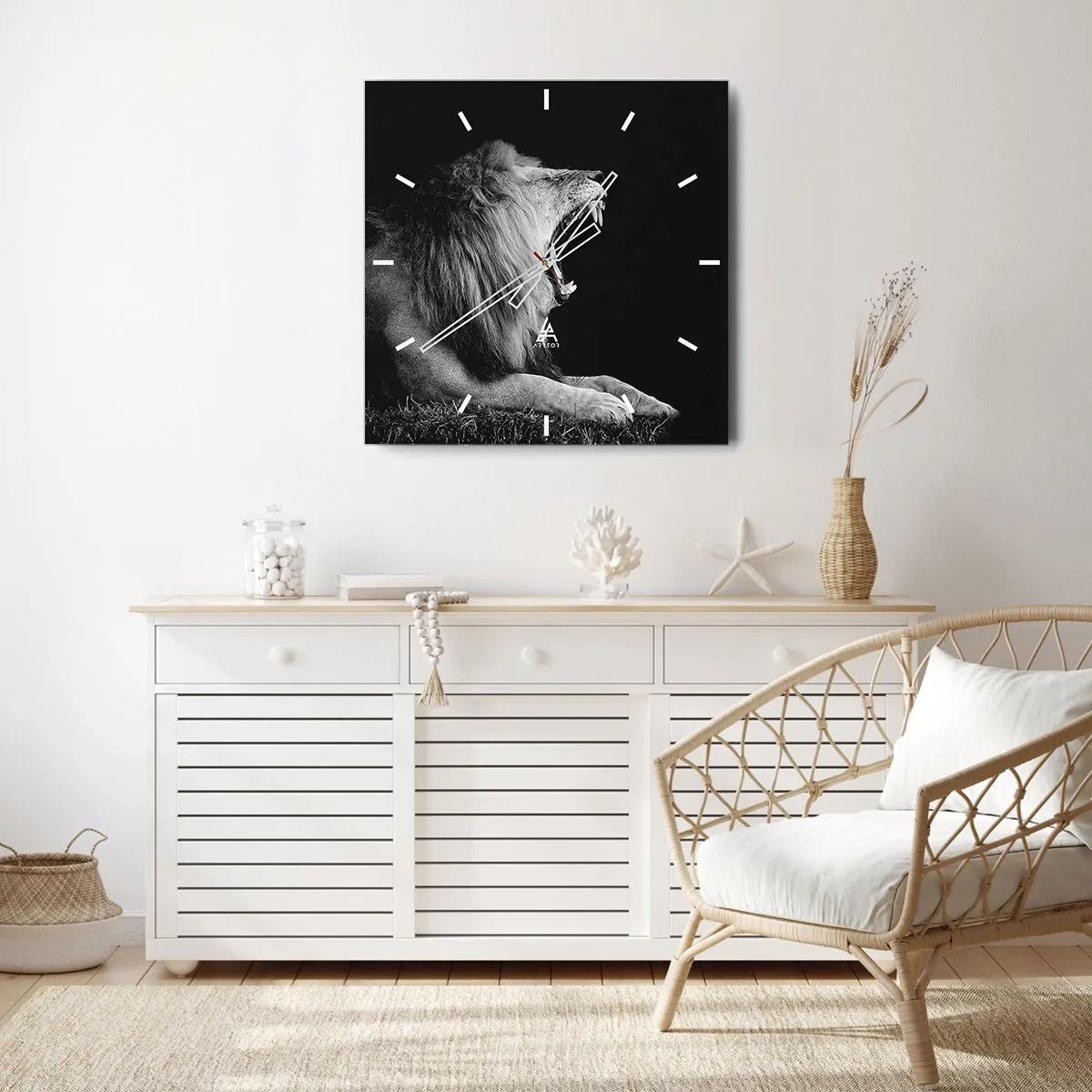 Zegar ścienny - Ryczący lew na czarnym tle w czarno-białej tonacji - 30x30cm - Bez żadnych wątpliwości - Nowoczesna dekoracja ścienna do salonu i sypialni ARTTOR