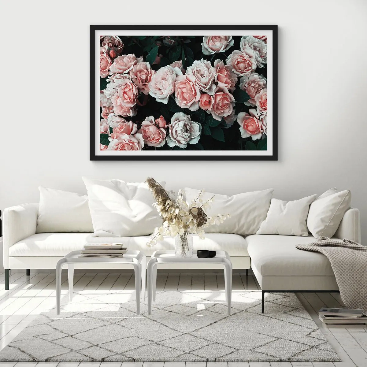 Plakat w czarnej ramie - Różowe róże na ciemnym tle w subtelnej kompozycji - 70x50cm - Różany ansamble - Nowoczesna dekoracja ścienna do salonu i sypialni ARTTOR