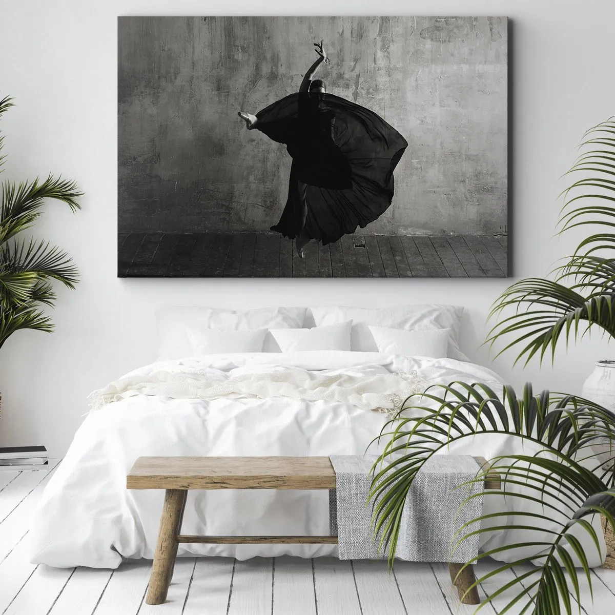 Obraz na płótnie - Czarno-biała sylwetka tancerki w ruchu na tle ściany - 70x50cm - Pełne pasji pas - Nowoczesna dekoracja ścienna do salonu i sypialni ARTTOR