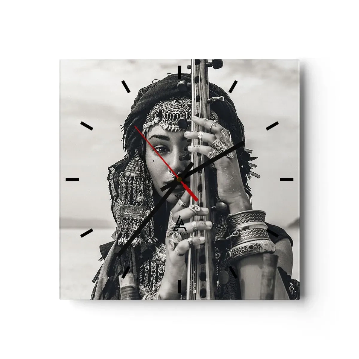 Zegar ścienny - Portret kobiety w etnicznej biżuterii z instrumentem w ręku - 30x30cm - Sama muzyka orientu - Nowoczesna dekoracja ścienna do salonu i sypialni ARTTOR