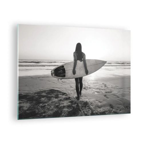 Obraz na szkle - Kobieta z deską surfingową na plaży o wschodzie słońca - 70x50cm - Córka morskiej fali - Nowoczesna dekoracja ścienna do salonu i sypialni ARTTOR