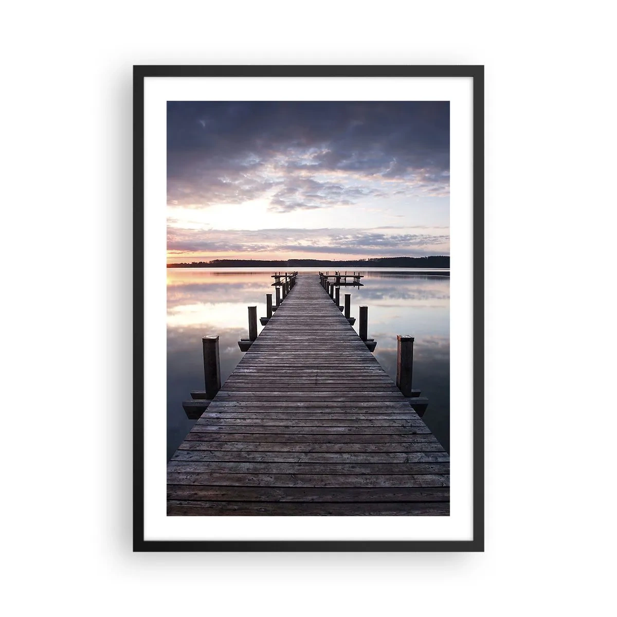 Plakat w czarnej ramie - Drewniany pomost nad spokojnym jeziorem o zachodzie słońca - 50x70cm - Cicha granica dnia i nocy - Nowoczesna dekoracja ścienna do salonu i sypialni ARTTOR