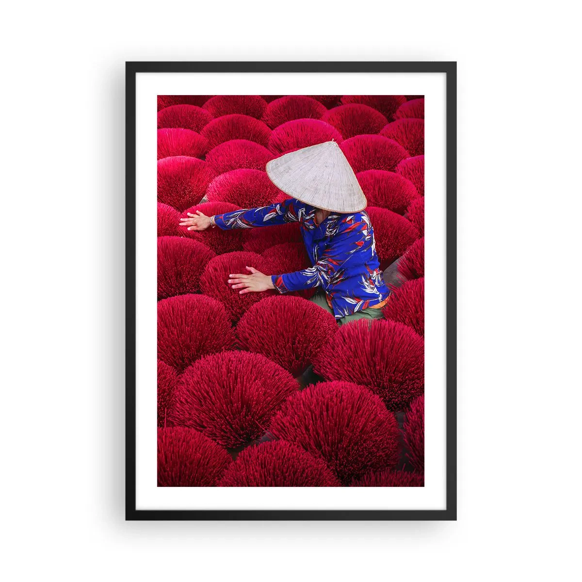 Plakat w czarnej ramie - Postać w kapeluszu na tle czerwonych pęków kadzidełek - 50x70cm - Na ryżowym polu - Nowoczesna dekoracja ścienna do salonu i sypialni ARTTOR